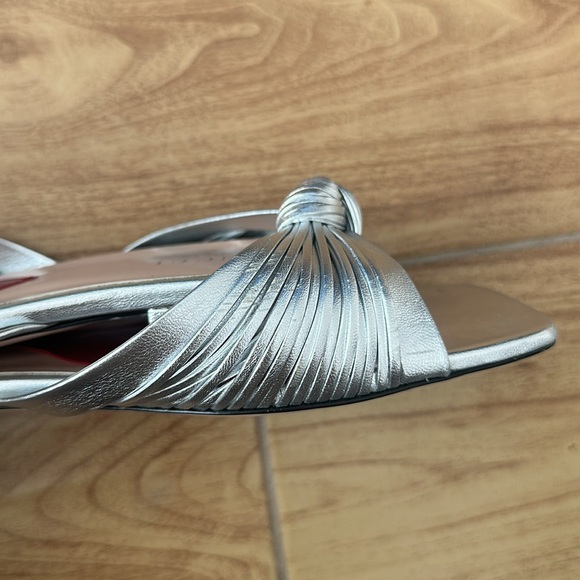 Gucci Silver Knotted Leather Flat Slides - Picture 7 of 7